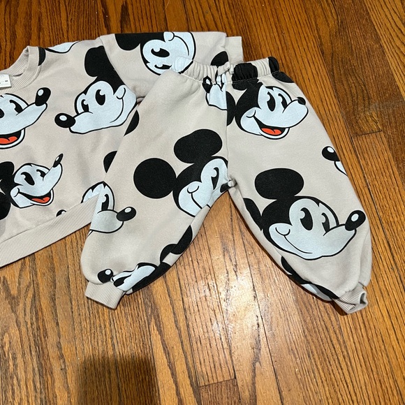 Zara x Disney Mickey Sweatshirt & Joggers Set - Picture 2 of 10